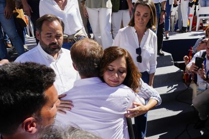 El líder del Partido Popular, Alberto Núñez-Feijóo, abraza a la presidenta de la Comunidad de Madrid, Isabel Díaz Ayuso, durante el acto del PP celebrado en Madrid.