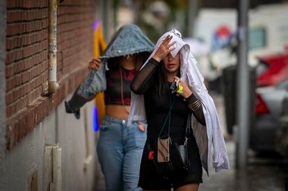 Lluvia en el barrio de Usera, en Madrid, este domingo.