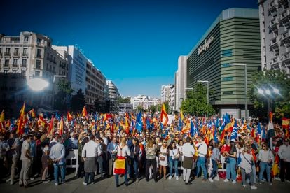 Plaza de Salvador Dalí, minutos antes de empezar el mitin del PP contra la amnistía.