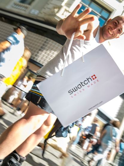 Uno de los compradores que adquirió su reloj de la colección Blancpain x Swatch muestra su bolsa a la salida de la boutique del Paseo de Gracia en Barcelona.