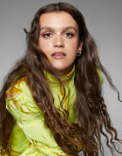 Amaia Romero debuta como actriz en 'La mesías'. La ganadora de Operación Triunfo 9 luce vestido de Acne Studios y anillo de Zara.