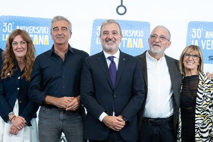 Desde la izquierda, Pilar Gil, directora financiera de Prisa; Carles Francino, director de 'La Ventana'; Jaume Collbon, alcalde de Barcelona; Xavier Sardá, periodista y exdirector de 'La Ventana', y Gemma Nierga, periodista y exdirectora del programa.