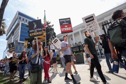 El piquete de escritores y actores afuera de las oficinas de Netflix en Los Ángeles.