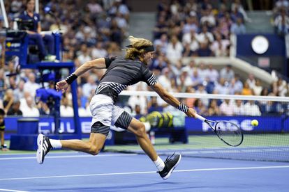 Zverev intenta devolver la pelota durante el partido.