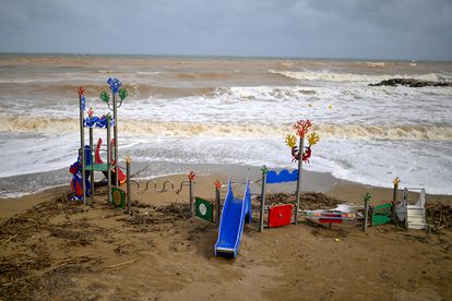 Destrozos en un parque infantil de la playa de Vinarós (Castellón), este domingo.