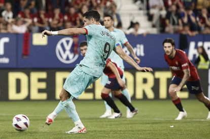 Lewandowski marca el penalti que le vale el triunfo al Barcelona.