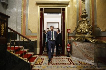 El presidente del Gobierno en funciones, Pedro Sánchez, entra al hemiciclo minutos antes de iniciarse la primera jornada del debate de investidura de Alberto Núñez Feijóo.