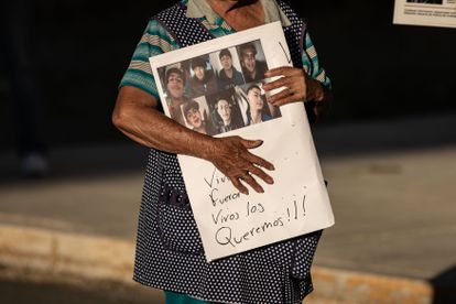 Una mujer sostiene un cartel con la imagen de los siete adolescentes secuestrados, en Zacatecas, el pasado 26 de septiembre.