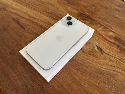El iPhone 15 mantiene dos cámaras traseras, como el iPhone 14; pero internamente su mejora es importante, de 12 a 48 megapíxels.