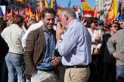Borja Sémper (izquierda) conversa con Esteban González Pons, durante el acto del PP celebrado en Madrid.