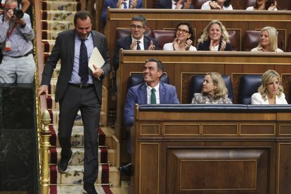 El diputado del PSOE, Óscar Puente, se dirige a la tribuna de oradores para dar la réplica al discurso de investidura del candidato popular Alberto Núñez Feijóo.