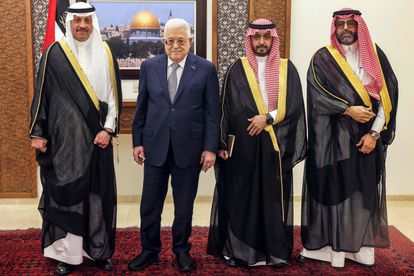 El presidente palestino, Mahmud Abás (tercero por la izquierda) durante la entrega de credenciales del embajador saudí, Nayef Al-Sudairi (izquierda), en Ramala.