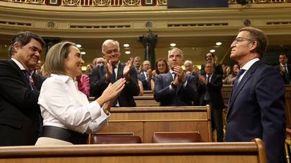 El presidente del PP y candidato a la presidencia del Gobierno, Alberto Núñez Feijóo, es ovacionado por la bancada popular a su llegada a la primera sesión del debate de su investidura.