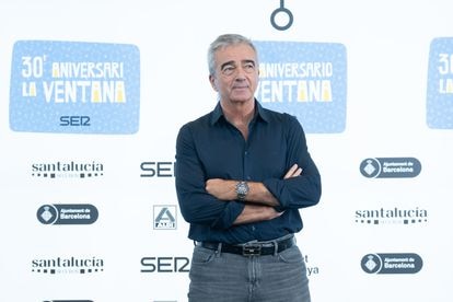 El periodista y director de 'La Ventana', Carles Francino, posa para los medios antes del programa.