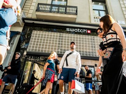 Clientes que esperan en la puerta de la boutique de Swatch en el Paseo de Gracia barcelonés.