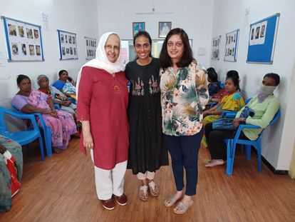 Rani Desai (izquierda) junto a su hija Priya (derecha) y a la doctora Ananya Siddaraniay en el centro médico de la fundación Anahat, en Bangalore. / (A. RIZZI)