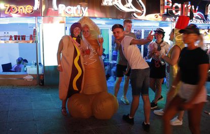 Turistas en Punta Ballena, en Magaluf, en una imagen de 2019.
