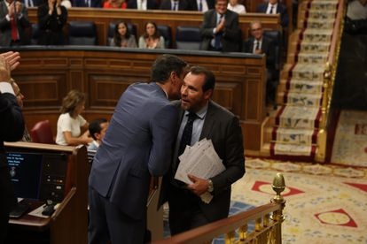 El presidente del Gobierno en funciones, Pedro Sánchez, felicita al diputado del PSOE, Óscar Puente, tras su discurso de réplica a Feijóo.