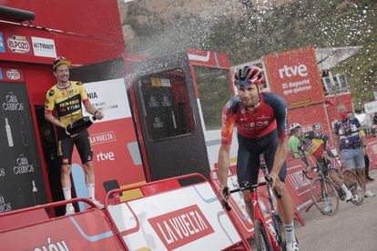 Roglic riega con el cava de ganador de etapa al italiano Filippo Ganna, que llegó a 20 minutos.
