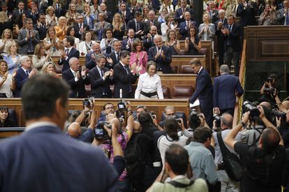 El presidente del PP y candidato a la presidencia del Gobierno, Alberto Núñez Feijóo, a su llegada al hemiciclo; de espaldas, en primer término, el presidente del Gobierno en funciones, Pedro Sánchez.