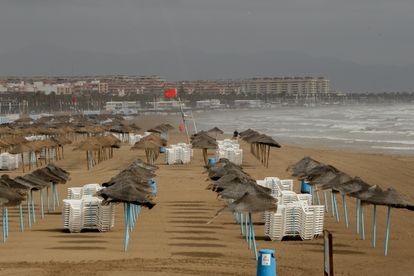 Bandera roja en la playa de la Malvarrosa, este domingo en Valencia. La Agencia Estatal de Meteorología (Aemet) ha decretado el aviso naranja, el segundo nivel en una escala de tres, en la Comunidad Valenciana por las fuertes precipitaciones.