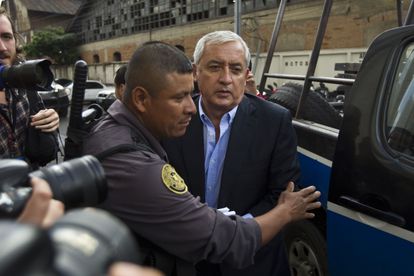 Otto Pérez Molina es escoltado a una audiencia en Ciudad de Guatemala, en junio de 2016.