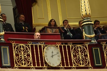 La presidenta de la Comunidad de Madrid, Isabel Díaz Ayuso, y el presidente de Castilla y León, Alfonso Fernández Mañueco, siguen desde la tribuna de invitados la primera sesión del debate de investidura.
