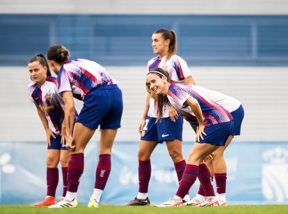 Las jugadoras del FC Barcelona, con Aitana Bonmatí en el centro de la imagen, en el entrenamiento previo al Madrid CFF - Barcelona.