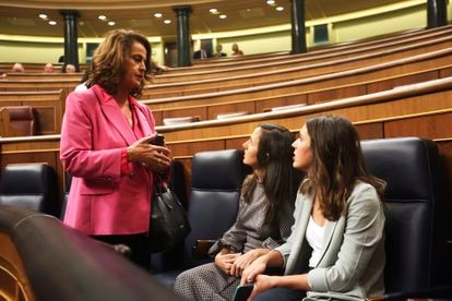 La diputada de Sumar Carla Antonelli (a la izquierda) conversa con las ministras en funciones Ione Belarra (en el centro) e Irene Montero.