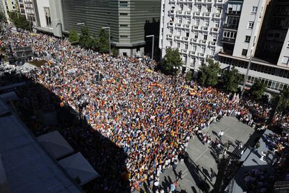 Miles de personas asisten al mitin del PP en la plaza de Salvador Dalí de Madrid, este domingo.
