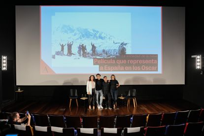 Bayona con las productoras Sandra Hermida y Belén Atienza, y el actor Enzo Gorincic, en la Academia de Cine de Madrid.