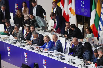 La vicepresidenta primera y ministra de Asuntos Económicos, Nadia Calviño (en el centro), con miembros de su equipo y del Consejo de la UE durante la reunión de este sábado.