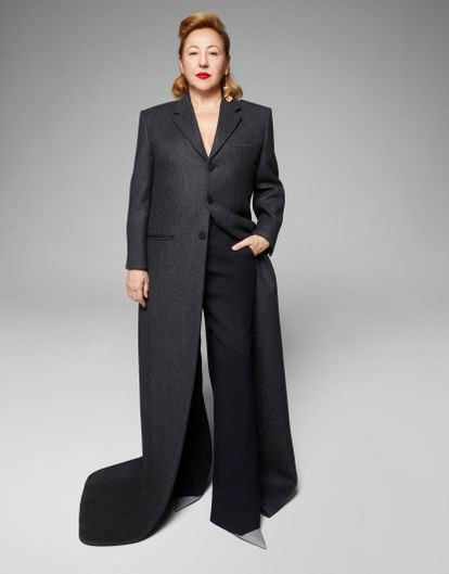 “Nunca había leído unos guiones tan buenos, y he leído bastantes”, dice Carmen Machi de los de Los Javis. La actriz luce abrigo de Gucci, pantalón de Zara, zapatos de Prada y pendientes de Julieta Álvarez.