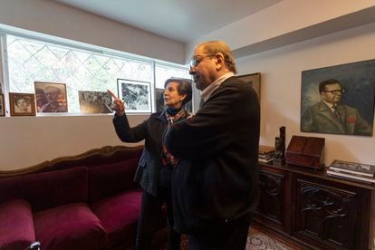 Ascanio Cavallo recorre la casa con María Isabel Allende en Santiago, Chile.