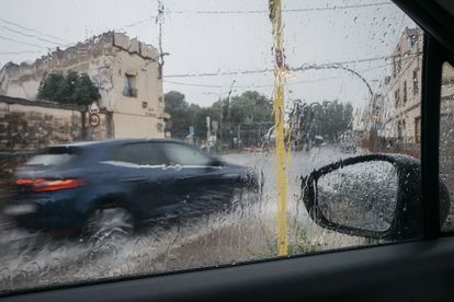 Un coche circula bajo la lluvia, el sábado, en Castellón.