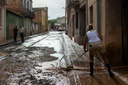 Varios vecinos trabajan en las zonas afectadas por las lluvias, este domingo en Santa Barbara (Tarragona).
