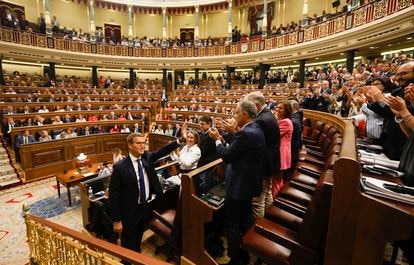 El candidato a la investidura, Alberto Núñez Feijóo, recibe el aplauso de su bancada tras el final de su discurso.