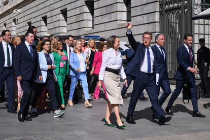 El líder del PP y candidato a la presidencia del Gobierno, Alberto Núñez Feijóo, llega al Congreso acompañado por diputados de su formación.