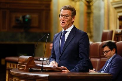 Alberto Núñez Feijóo da la réplica al diputado del PSOE, Óscar López, en la primera jornada del debate de investidura.