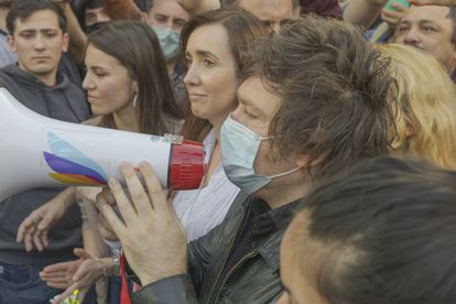Javier Milei habla a sus seguidores, acompañado por Victoria Villarruel.