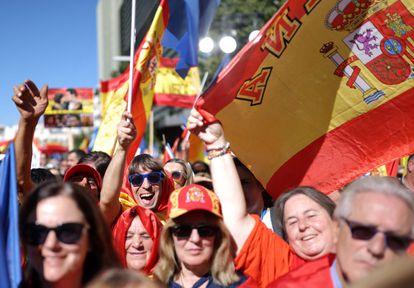 Seguidores del Partido Popular, durante el acto organizado por el PP en el centro de Madrid.