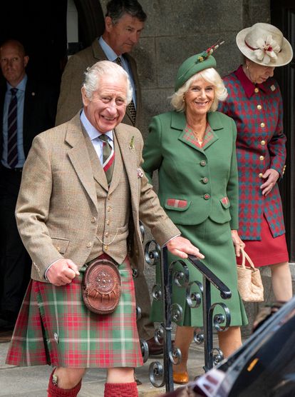 Los reyes Carlos III y Camila, en un servicio religioso en Crathie Church, en Balmoral, el 3 de agosto de 2023.