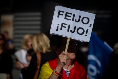 Un simpatizante del PP sujeta una pancarta durante el mitin en el centro de Madrid, este domingo.