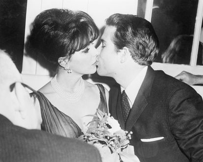 La actriz Joan Collins y su entonces pareja, el también actor Warren Beatty, besándose en el Harwyn Club de Nueva York en 1960.