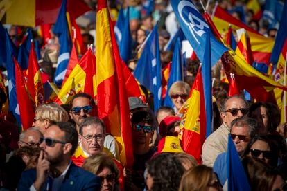 Asistentes al acto del PP en Madrid, este domingo, momentos antes del comienzo.
