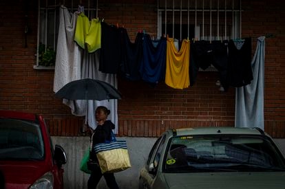 Lluvia en el barrio de Usera, este domingo en Madrid.
