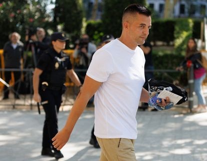 El hermano de la futbolista Jenni Hermoso, a su llegada a la Audiencia Nacional este lunes.