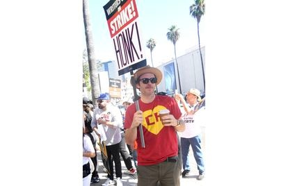 Gareth Dunnet-Alcocer en una protesta del sindicato SAG-AFTRA en Burbank, California, el 18 de agosto 2023.