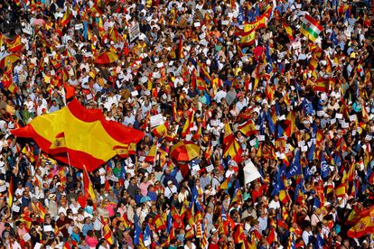 Miles de personas participan en el acto del PP que se desarrolla entre la avenida de Felipe II y la plaza de Salvador Dalí de la capital.