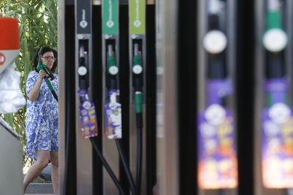 Una mujer reposta su vehículo en Madrid a finales de agosto.